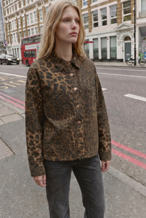 freepik_reemplaza-solo-la-pose-y-_2837683887