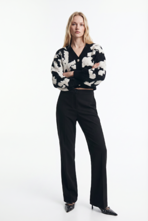 freepik_toma-el-outfit-del-maniqu_2814573381