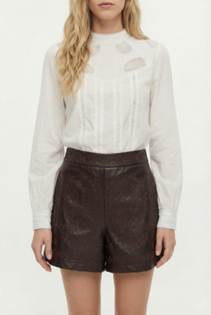 freepik_usa-img2-modelo-como-imag_2753697494